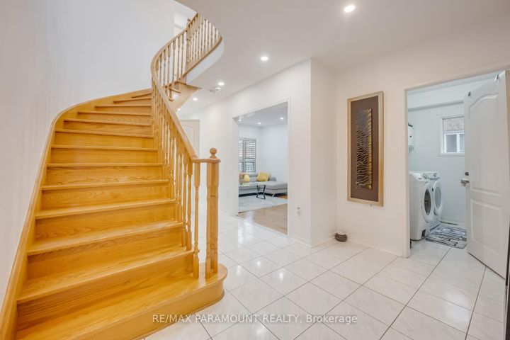 Photo 6 at 6371 Ormindale Way, East Credit, Mississauga