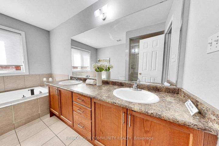 Photo 17 at 67 Trudeau Drive, Vellore Village, Vaughan