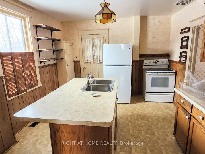 Photo 3 at 71 Nassau Street, Vanier, Oshawa