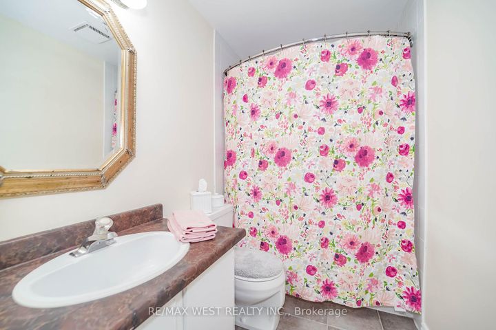 Photo 8 at 24 - 7340 Copenhagen Road, Meadowvale, Mississauga