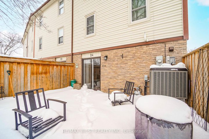 Photo 9 at 24 - 7340 Copenhagen Road, Meadowvale, Mississauga