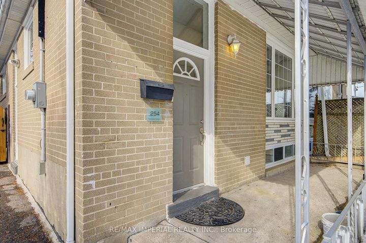 Photo 3 at 254 Browndale Crescent, Crosby, Richmond Hill