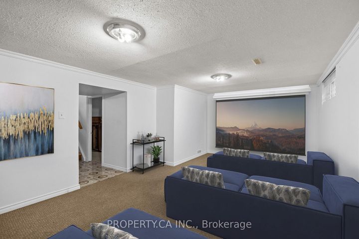 Photo 2 at 48 Navaho Drive, Pleasant View, Toronto