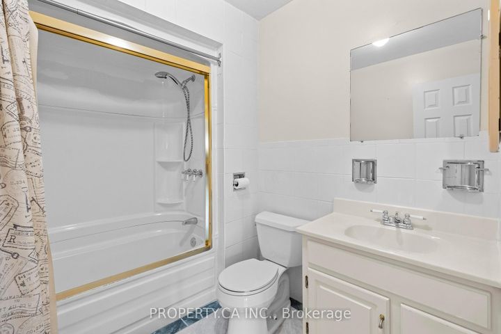 Photo 23 at 48 Navaho Drive, Pleasant View, Toronto