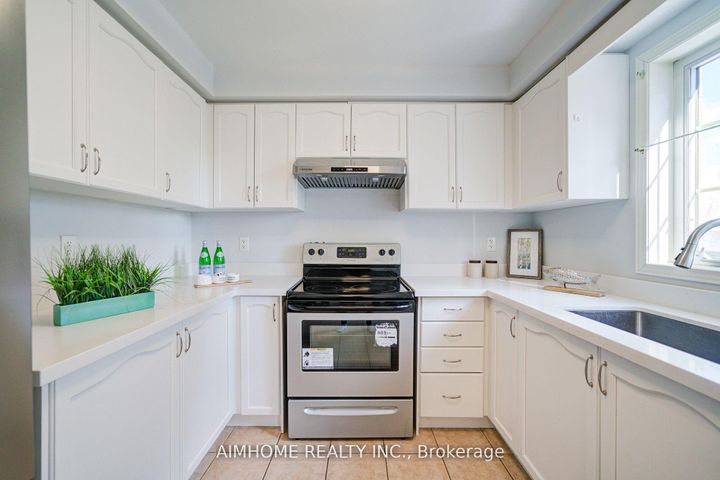 Photo 11 at 27 Warrington Way, Berczy, Markham