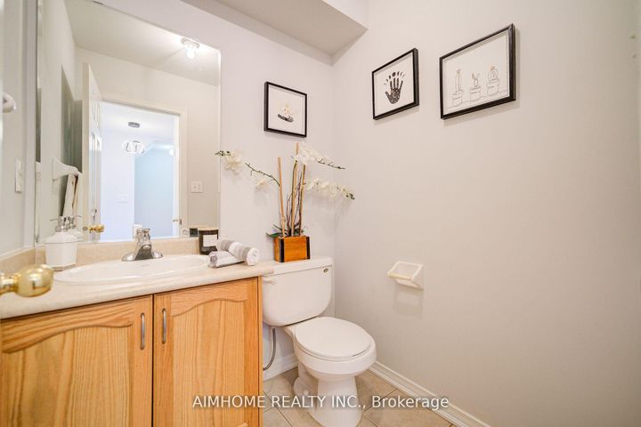 Photo 13 at 27 Warrington Way, Berczy, Markham