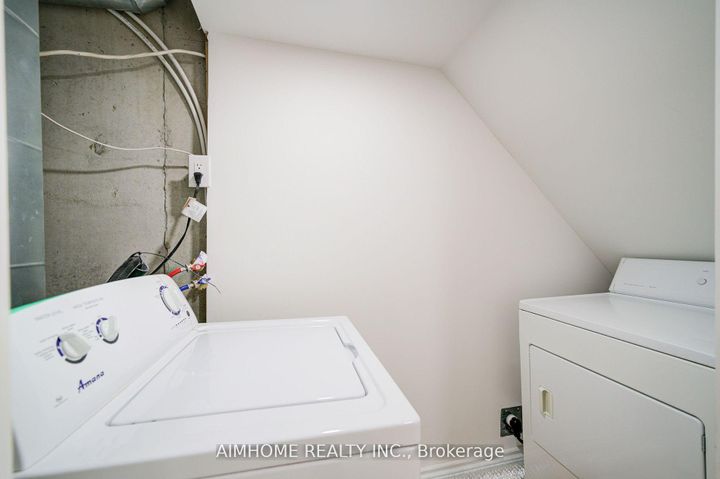 Photo 32 at 27 Warrington Way, Berczy, Markham