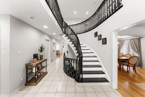 Photo 1 at 27 Savoy Crescent, Beverley Glen, Vaughan