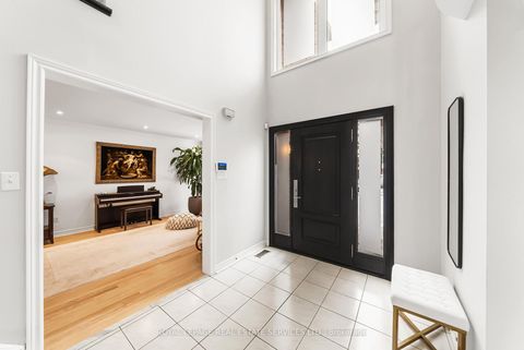 Photo 2 at 27 Savoy Crescent, Beverley Glen, Vaughan