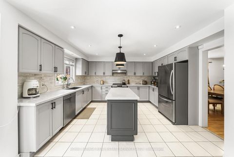 Photo 9 at 27 Savoy Crescent, Beverley Glen, Vaughan