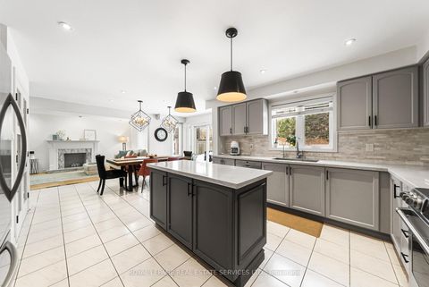 Photo 10 at 27 Savoy Crescent, Beverley Glen, Vaughan