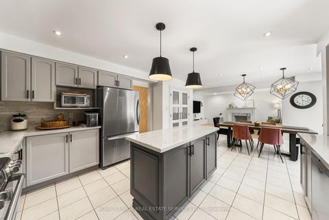 Photo 11 at 27 Savoy Crescent, Beverley Glen, Vaughan