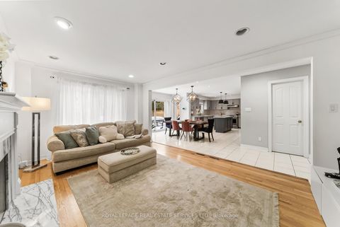 Photo 14 at 27 Savoy Crescent, Beverley Glen, Vaughan