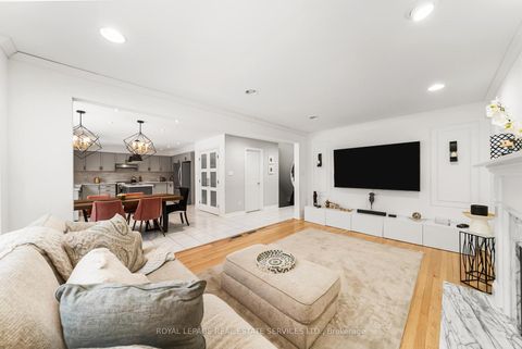 Photo 16 at 27 Savoy Crescent, Beverley Glen, Vaughan