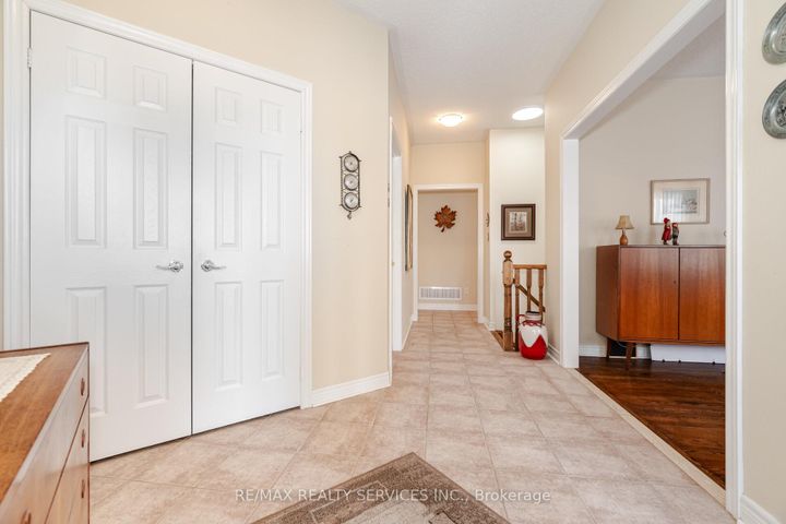 Photo 4 at 10 Orchard Park Gate, Wellington, Brampton