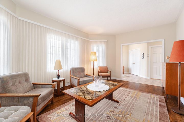 Photo 5 at 10 Orchard Park Gate, Wellington, Brampton