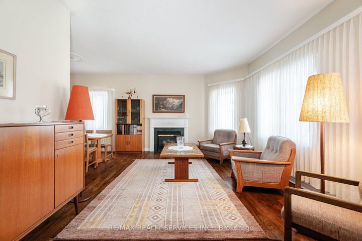 Photo 6 at 10 Orchard Park Gate, Wellington, Brampton