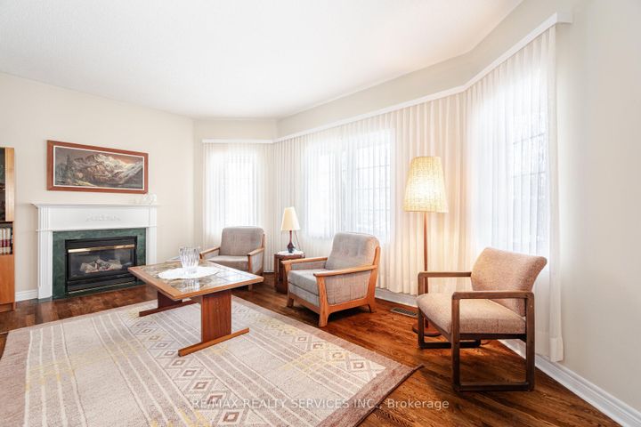 Photo 7 at 10 Orchard Park Gate, Wellington, Brampton