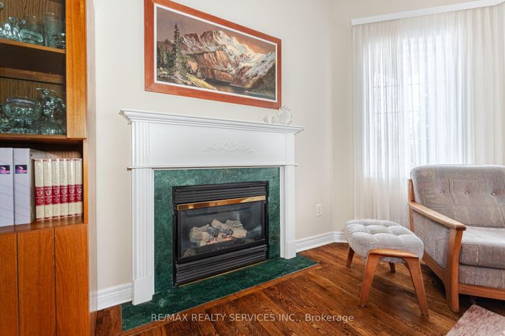 Photo 8 at 10 Orchard Park Gate, Wellington, Brampton