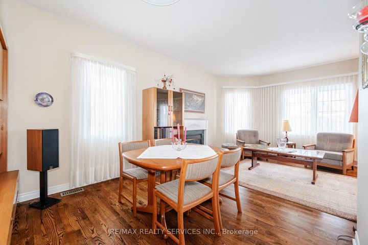 Photo 10 at 10 Orchard Park Gate, Wellington, Brampton