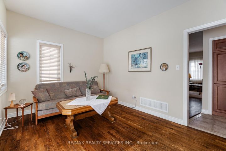 Photo 13 at 10 Orchard Park Gate, Wellington, Brampton