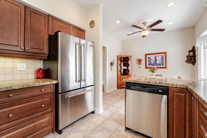 Photo 18 at 10 Orchard Park Gate, Wellington, Brampton