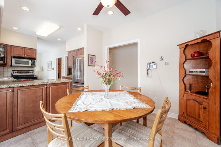 Photo 20 at 10 Orchard Park Gate, Wellington, Brampton