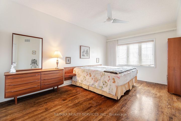 Photo 22 at 10 Orchard Park Gate, Wellington, Brampton