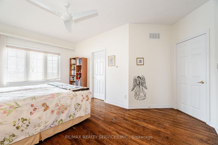 Photo 24 at 10 Orchard Park Gate, Wellington, Brampton