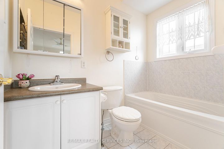 Photo 25 at 10 Orchard Park Gate, Wellington, Brampton