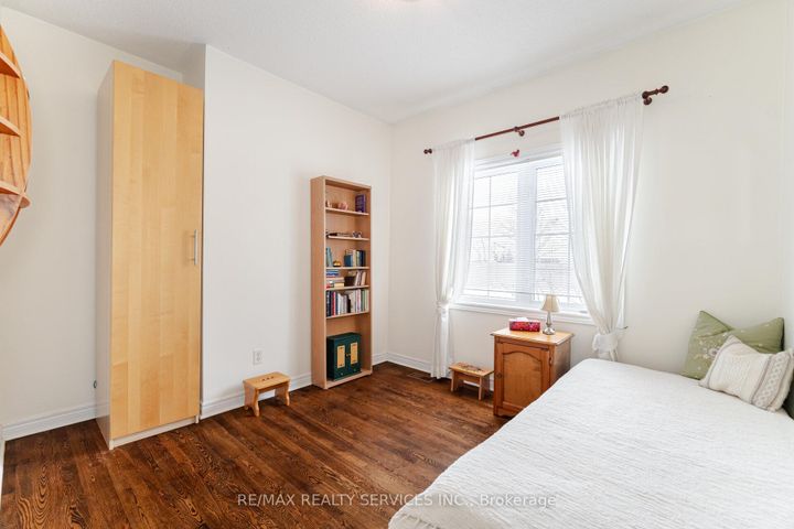 Photo 27 at 10 Orchard Park Gate, Wellington, Brampton