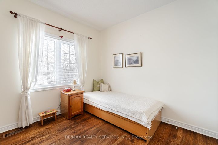 Photo 28 at 10 Orchard Park Gate, Wellington, Brampton