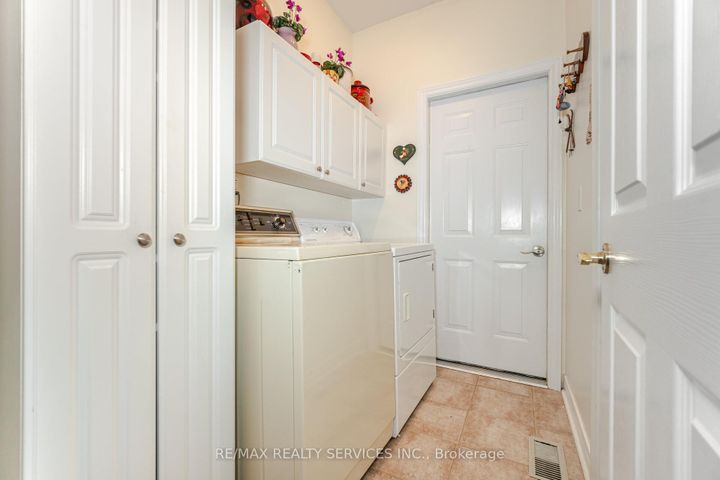 Photo 30 at 10 Orchard Park Gate, Wellington, Brampton