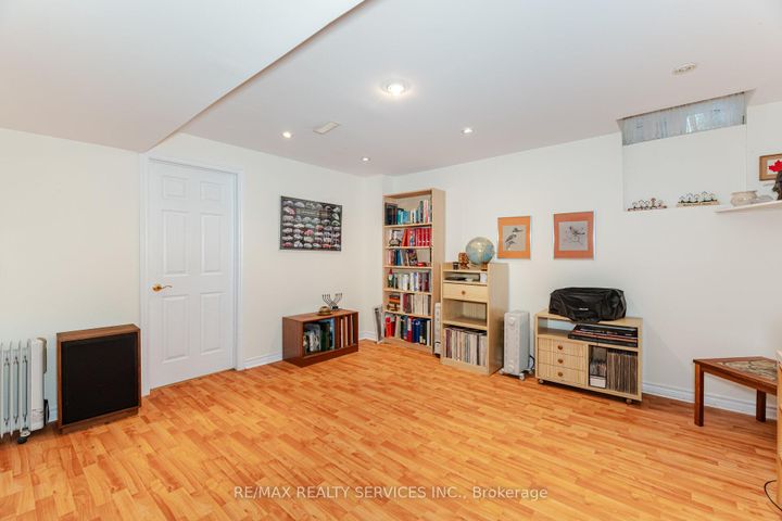 Photo 32 at 10 Orchard Park Gate, Wellington, Brampton