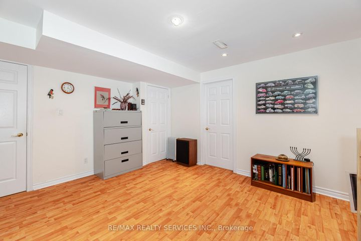 Photo 33 at 10 Orchard Park Gate, Wellington, Brampton