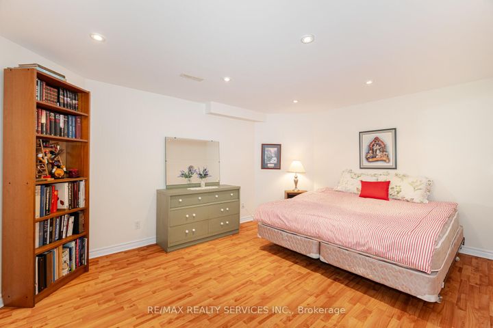 Photo 34 at 10 Orchard Park Gate, Wellington, Brampton