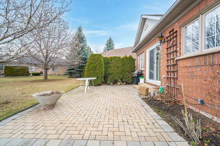 Photo 38 at 10 Orchard Park Gate, Wellington, Brampton