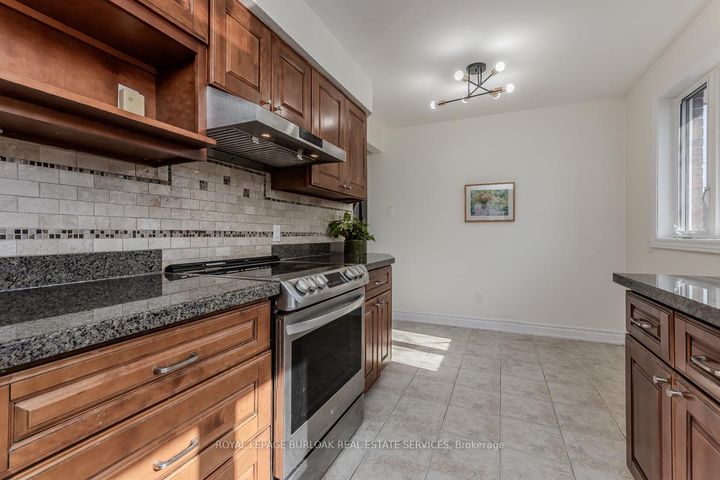 Photo 4 at 1294 Napier Crescent, CP College Park, Oakville