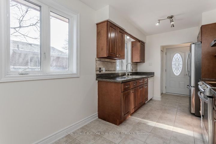 Photo 6 at 1294 Napier Crescent, CP College Park, Oakville