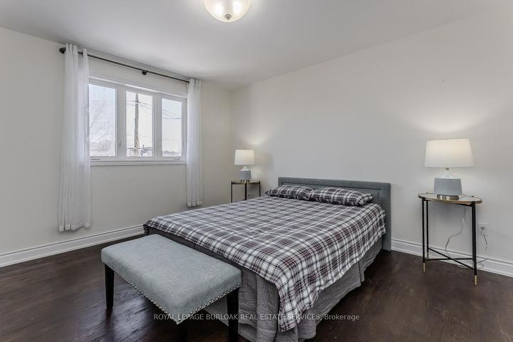 Photo 20 at 1294 Napier Crescent, CP College Park, Oakville