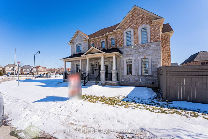 Photo 3 at 21 Lyle Way N, Northwest Brampton, Brampton