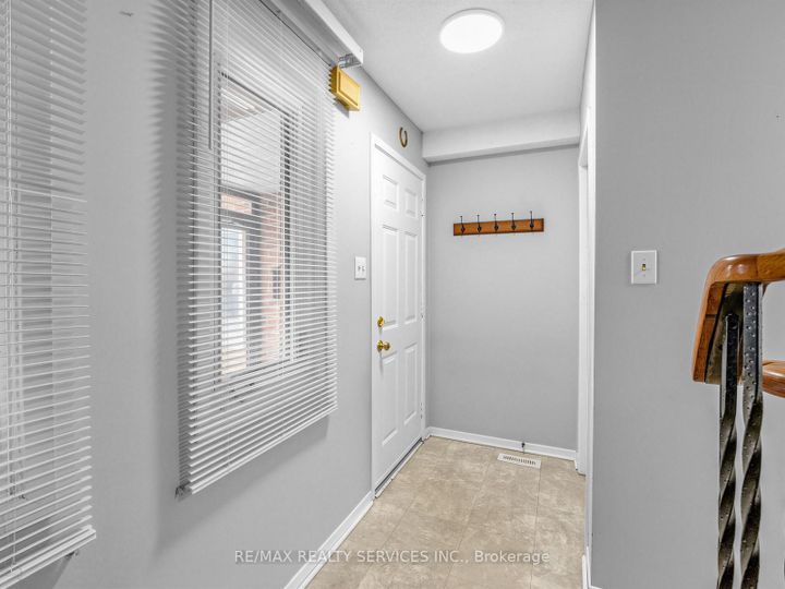 Photo 4 at 32 Helios Place, Heart Lake West, Brampton