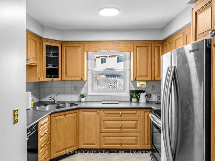 Photo 15 at 32 Helios Place, Heart Lake West, Brampton