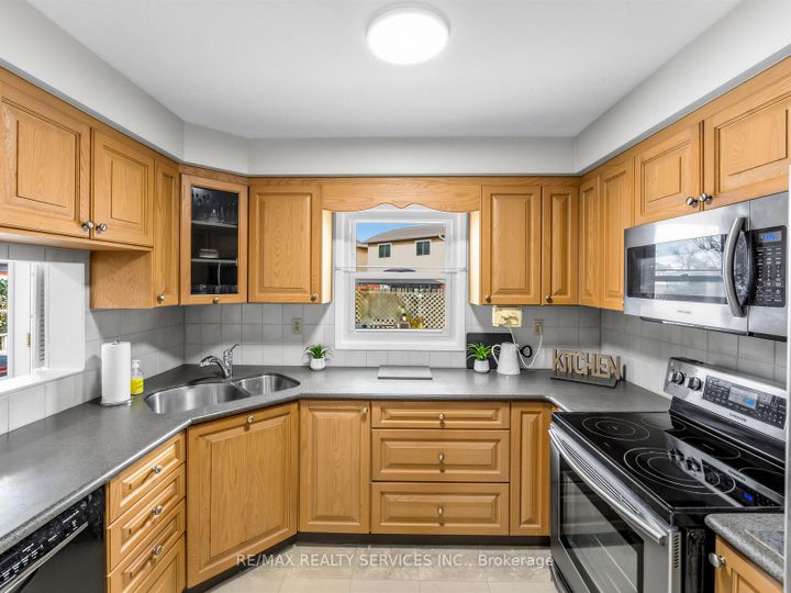 Photo 16 at 32 Helios Place, Heart Lake West, Brampton