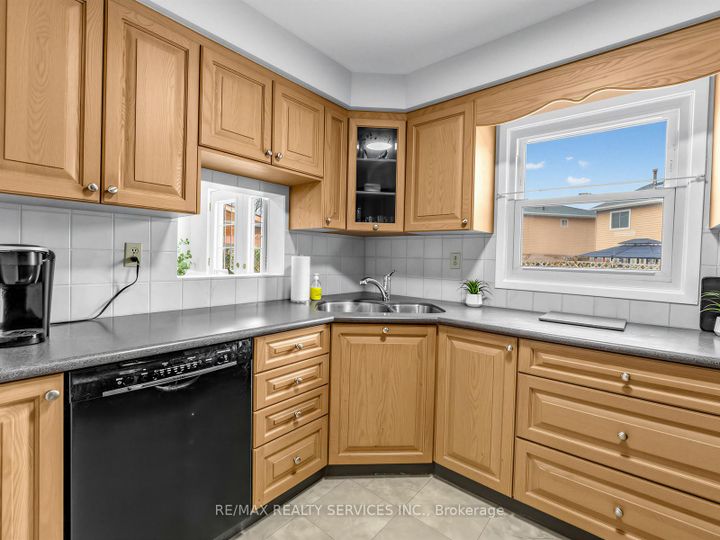 Photo 17 at 32 Helios Place, Heart Lake West, Brampton