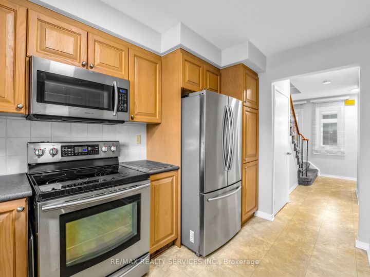 Photo 18 at 32 Helios Place, Heart Lake West, Brampton