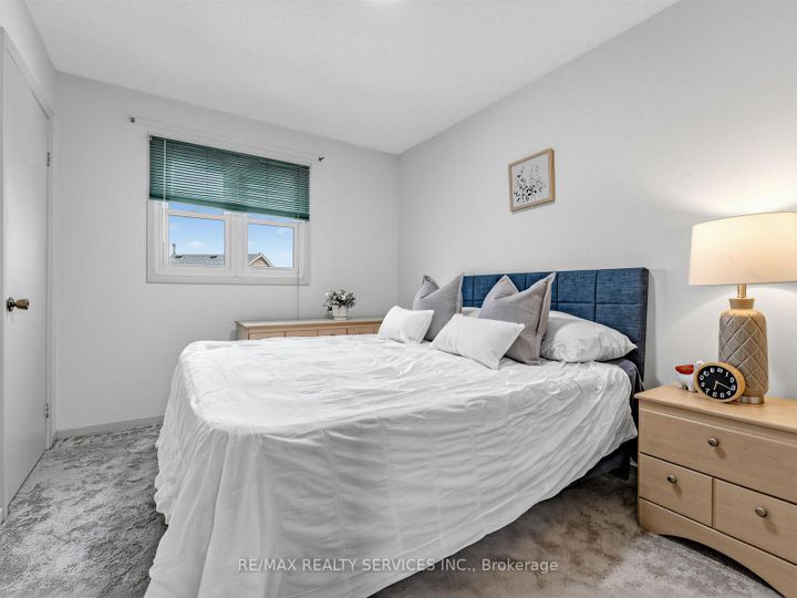 Photo 20 at 32 Helios Place, Heart Lake West, Brampton