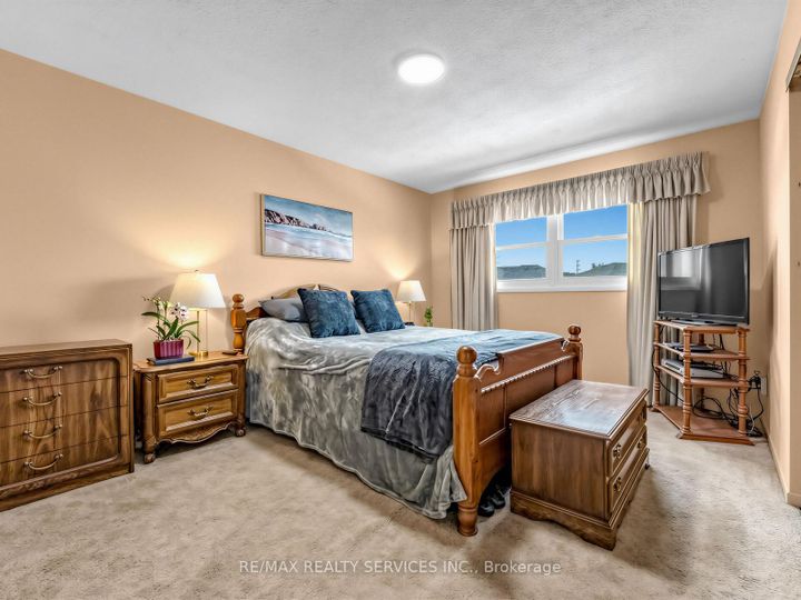 Photo 21 at 32 Helios Place, Heart Lake West, Brampton