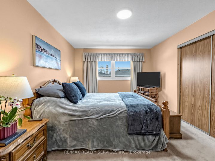 Photo 22 at 32 Helios Place, Heart Lake West, Brampton