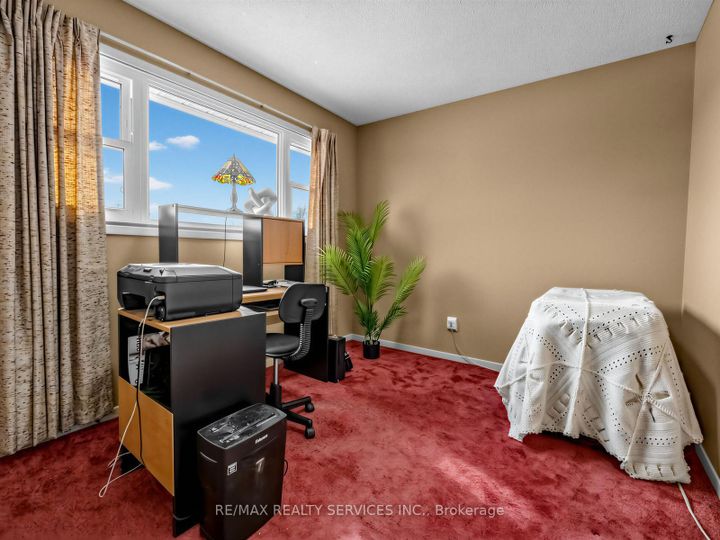 Photo 23 at 32 Helios Place, Heart Lake West, Brampton